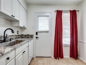 10216 Regal Oaks Dr in Dallas, TX - Building Photo - Building Photo