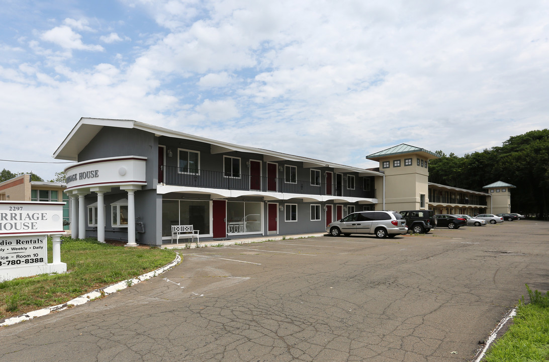 The Carriage House in Hamden, CT - Building Photo