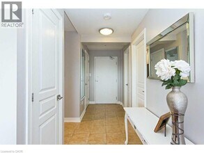 5070 Fairview St in Burlington, ON - Building Photo - Building Photo