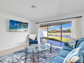 6920 Julie Ann Ct in Ft. Myers, FL - Foto de edificio - Building Photo