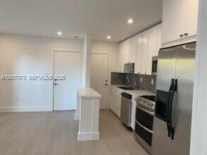 6310 SW 79th St in South Miami, FL - Foto de edificio - Building Photo