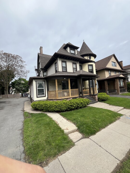 221 Alexander St in Rochester, NY - Building Photo