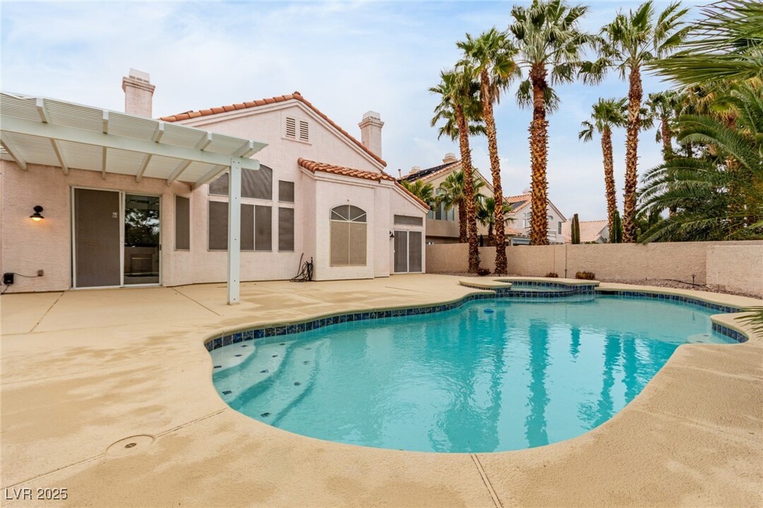 2412 Shady Vista Dr in Las Vegas, NV - Building Photo