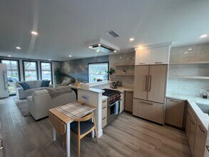 21142 Surfwood Ln in Huntington Beach, CA - Building Photo - Building Photo