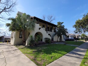 810 W Craig Pl in San Antonio, TX - Building Photo - Building Photo