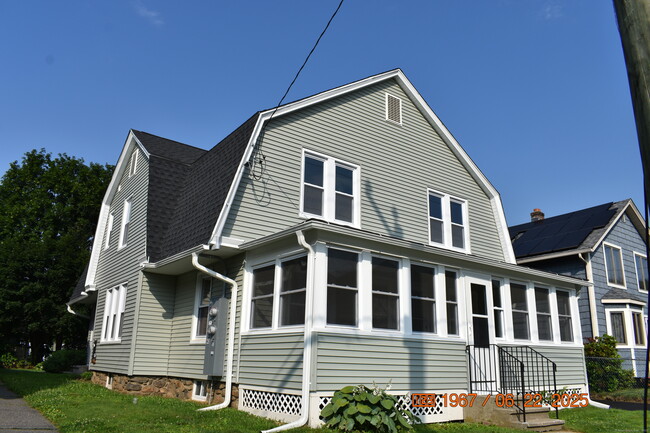 43 Highland Ave in Beacon Falls, CT - Foto de edificio - Building Photo