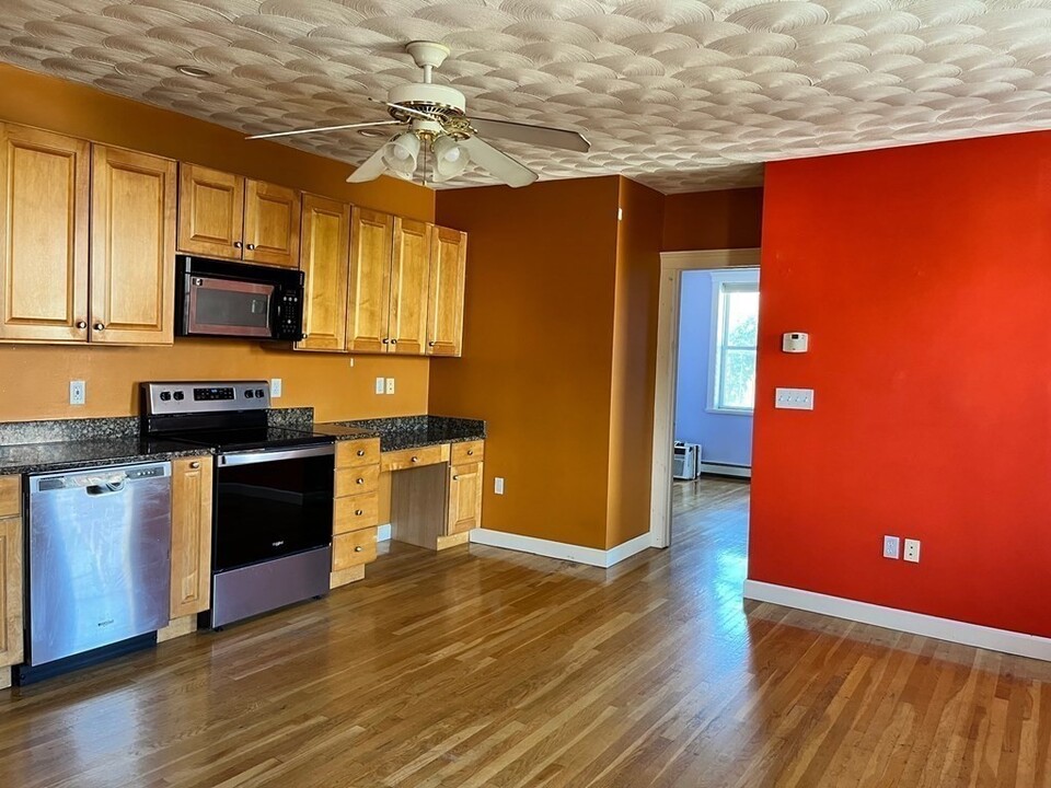 19 3rd St, Unit 3 in Cambridge, MA - Building Photo