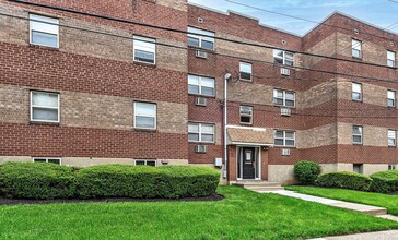 Glen Brook Apartments in Glenolden, PA - Building Photo - Building Photo