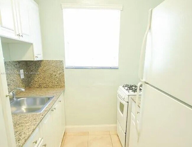 7510 Byron Ave in Miami Beach, FL - Building Photo - Building Photo