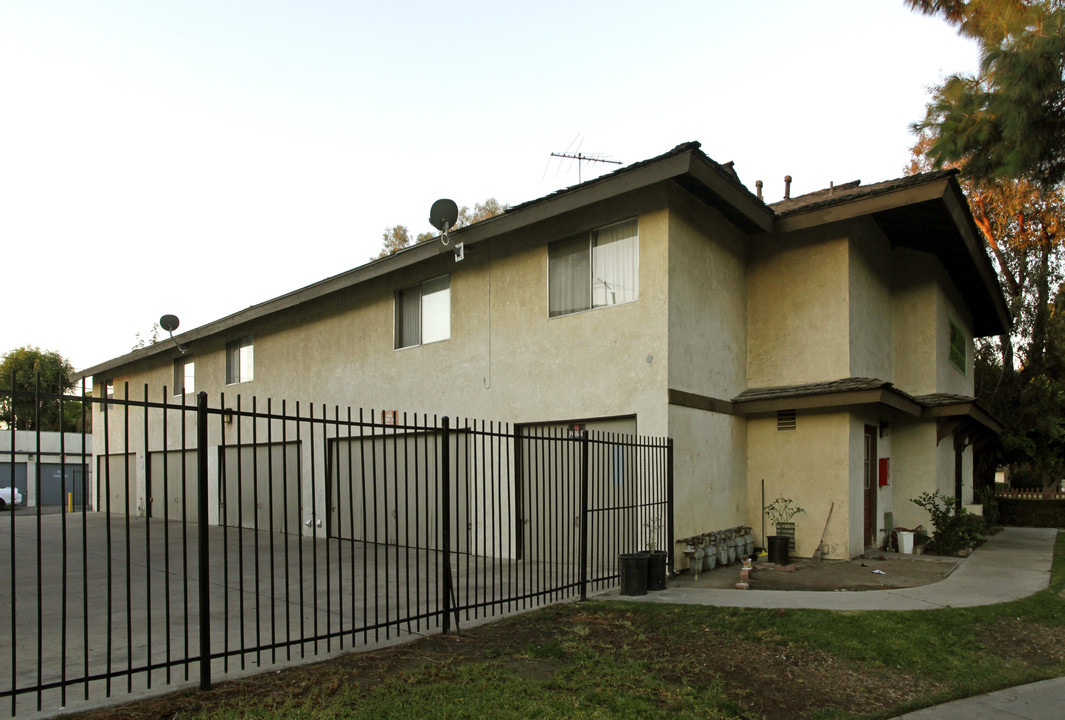 608 W Provential Dr in Anaheim, CA - Building Photo