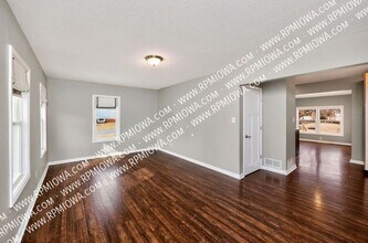 6717 Roseland Dr in Urbandale, IA - Foto de edificio - Building Photo