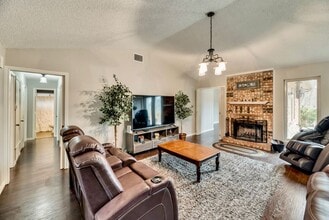 425 Country View Ln in Garland, TX - Building Photo - Building Photo