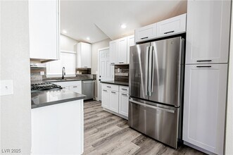 517 Crony Ave in Henderson, NV - Building Photo - Building Photo