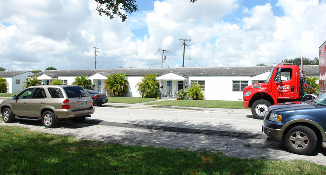 124-154 Curtis Pky in Miami Springs, FL - Building Photo - Building Photo