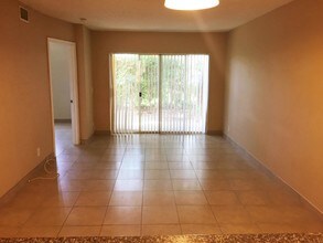 1040 Lake Shore Dr-Unit -102 in Lake Park, FL - Building Photo - Building Photo