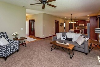 8700 Wooded Point Dr in Johnston, IA - Foto de edificio - Building Photo