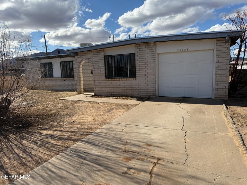 10451 Hodges Cir in El Paso, TX - Building Photo