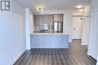 4130 Parkside Village Dr in Mississauga, ON - Building Photo - Building Photo