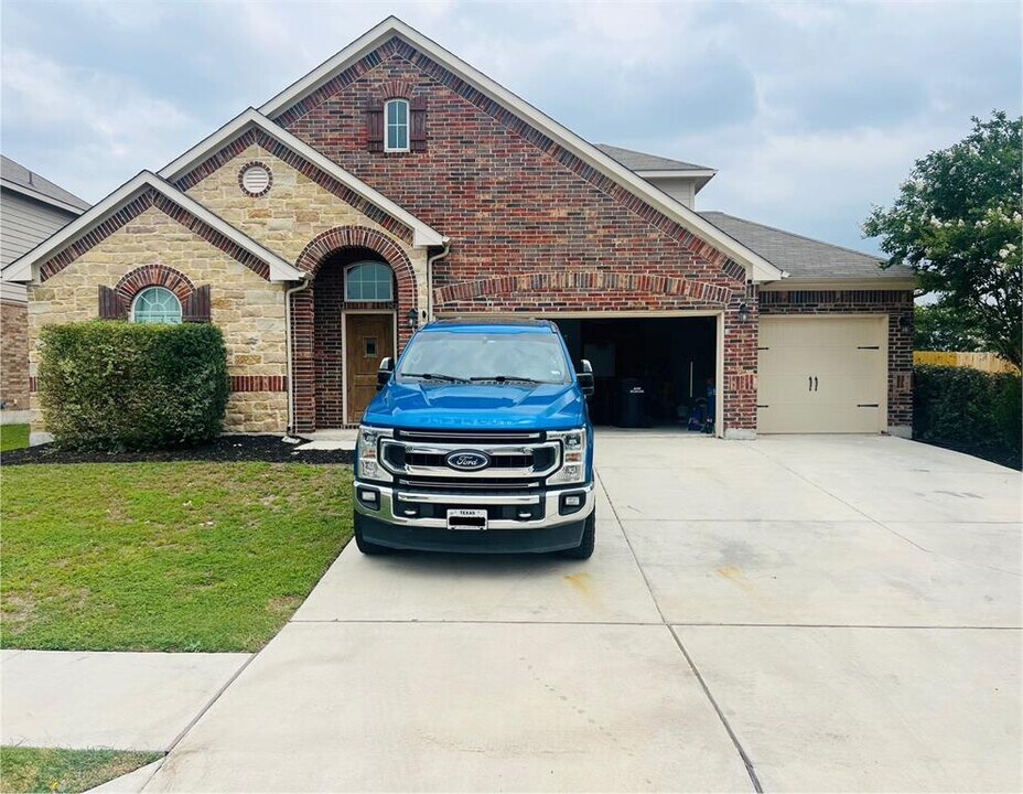 100 Plantain Dr in Hutto, TX - Building Photo
