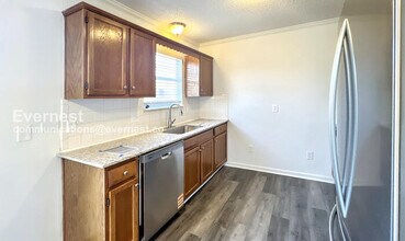 1021 SE Steeple Dr in Blue Springs, MO - Building Photo - Building Photo