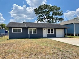 5715 Crestland Loop in Beaumont, TX - Building Photo