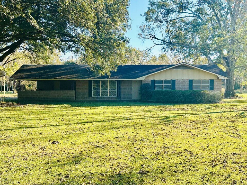 43063 Black Bayou Rd in Gonzales, LA - Foto de edificio