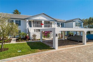 832 Tanbark Dr in Naples, FL - Building Photo