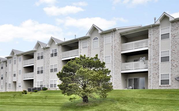 Hillsborough Pointe Apartments in Omaha, NE - Building Photo