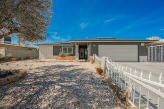 1020 Alan Shepard St in Las Vegas, NV - Building Photo - Building Photo