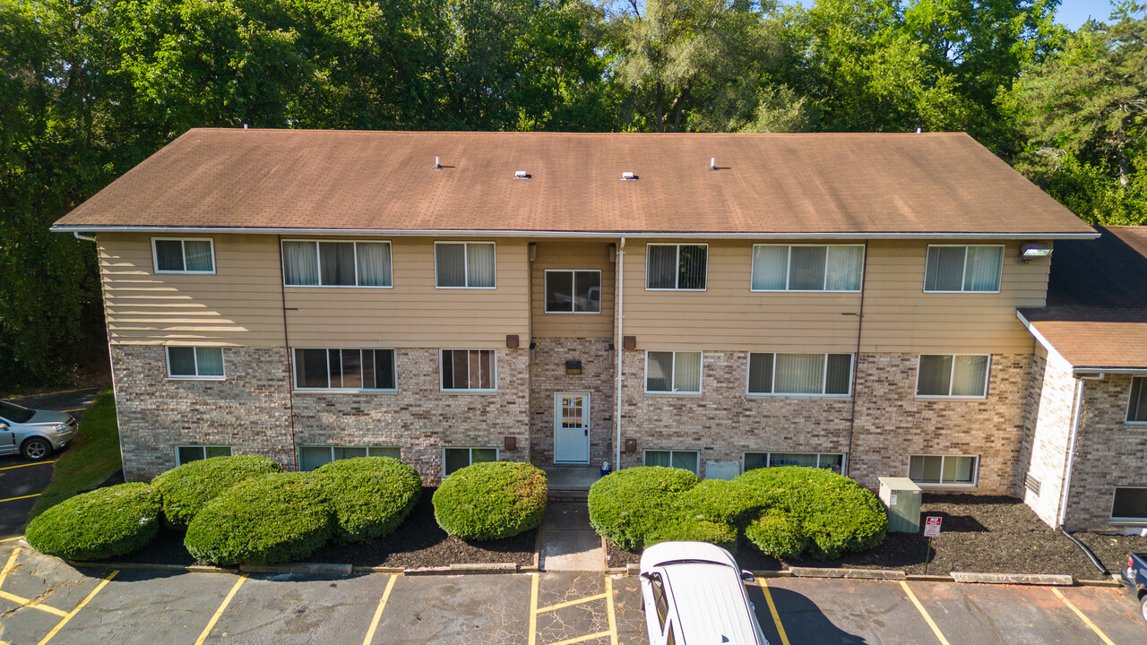 Sugar Pine Apartments in Holt, MI - Building Photo