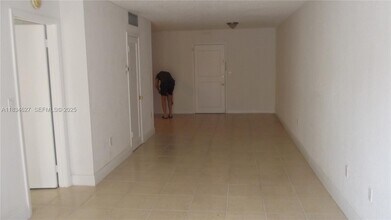 3582 NE 171 St in Sunny Isles Beach, FL - Foto de edificio - Building Photo