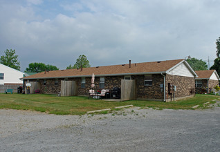 3 S Maple St in Jamestown, OH - Building Photo - Building Photo