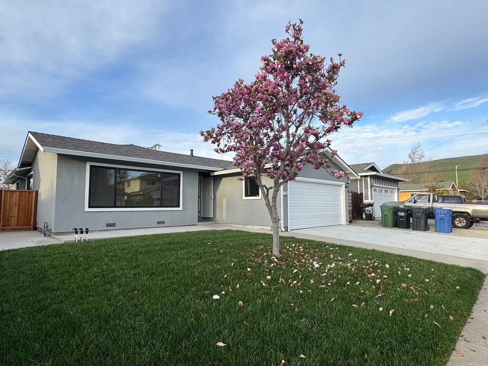 1739 Grand Teton Dr in Milpitas, CA - Foto de edificio