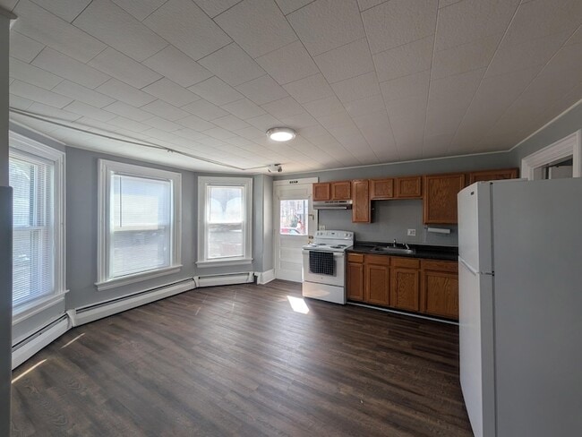 31 Chestnut St, Unit A in Claremont, NH - Building Photo - Building Photo