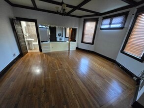 2325 Reading Rd, Unit Apartment 1 in Cincinnati, OH - Foto de edificio - Building Photo