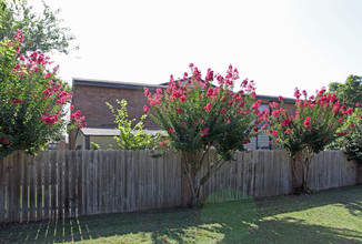 Oakland Heights Apartments in Irving, TX - Building Photo - Building Photo