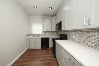 9305 Kentshire Dr in Houston, TX - Building Photo - Building Photo