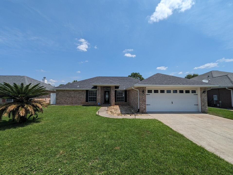 2463 Heritage Cir in Navarre, FL - Building Photo