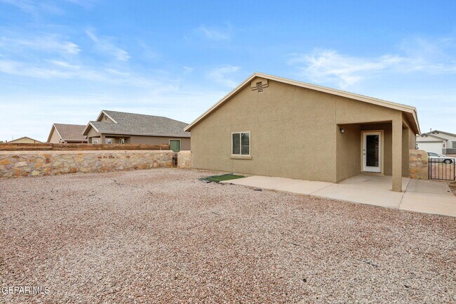 11508 Flor Gloriosa Dr in Socorro, TX - Building Photo - Building Photo