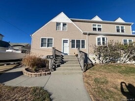 15 Lee Pl in Amityville, NY - Building Photo