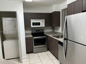 6195 NW 186th St, Unit 109 in Hialeah, FL - Building Photo - Building Photo