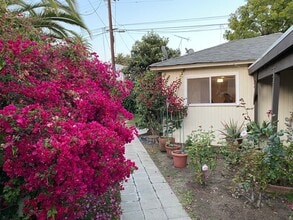1348 N Spaulding Ave, Unit GUESTHOUSE in Los Angeles, CA - Foto de edificio - Building Photo