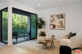 2915 Avenel Terrace in Los Angeles, CA - Building Photo - Building Photo