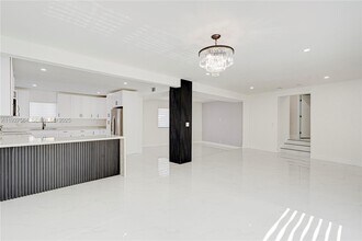 175 NE 120th St in North Miami, FL - Foto de edificio - Building Photo