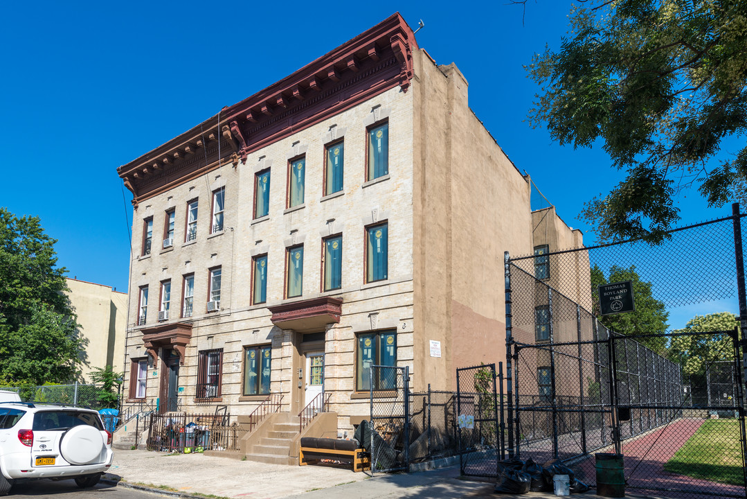 22 Granite St in Brooklyn, NY - Building Photo