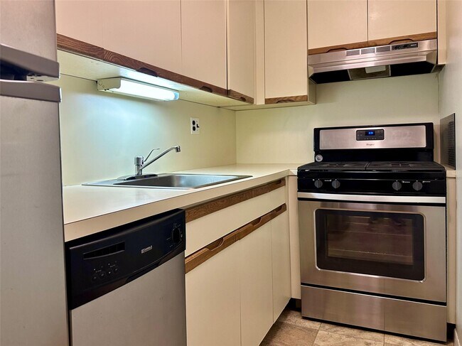 66-60 80th St in Queens, NY - Building Photo - Building Photo