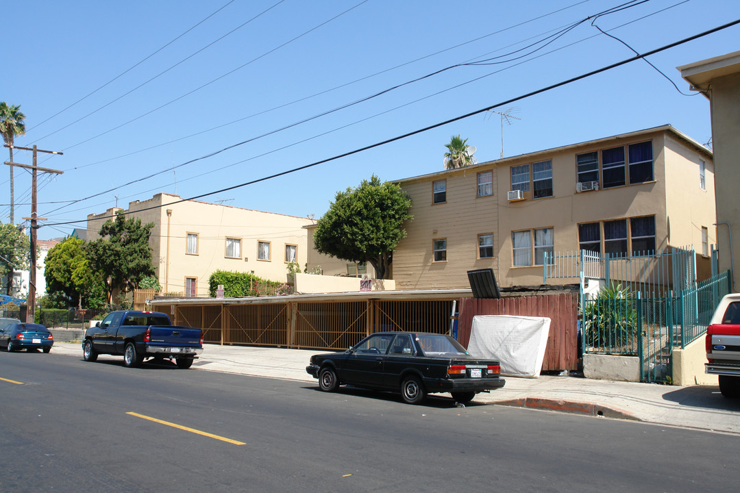 2715 San Marino St in Los Angeles, CA - Building Photo