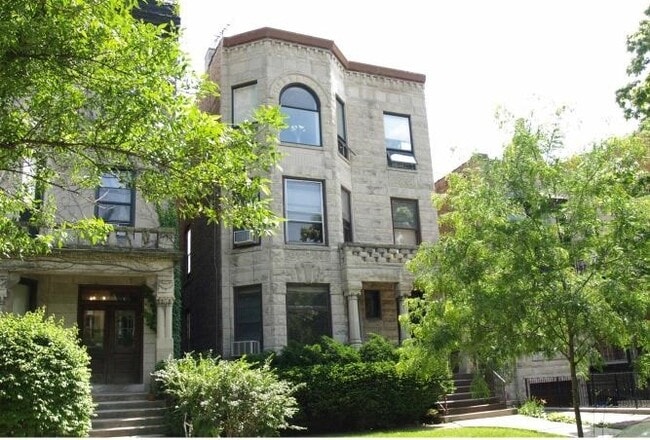 property at 717 W Roscoe St