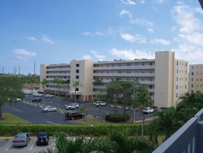 200 SE 5th Ave in Dania Beach, FL - Building Photo - Building Photo