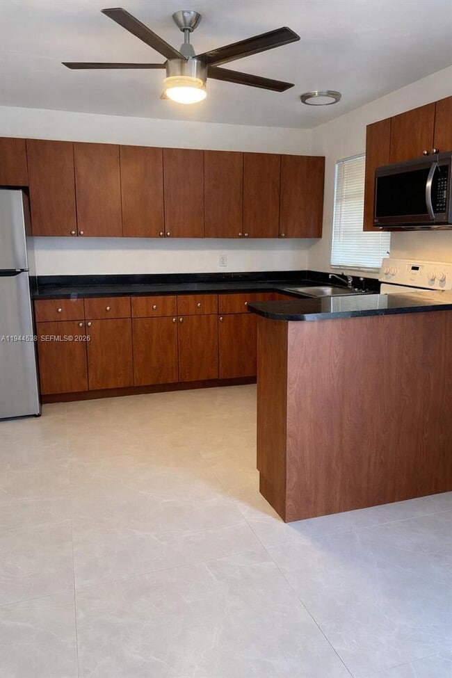 214 NW 8th Ave in Dania Beach, FL - Building Photo - Building Photo